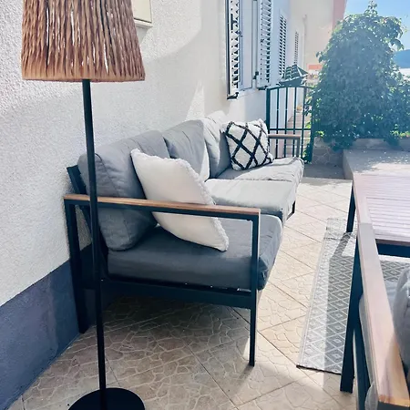 Apartmani-okrug Gornji-ciovo شقة *